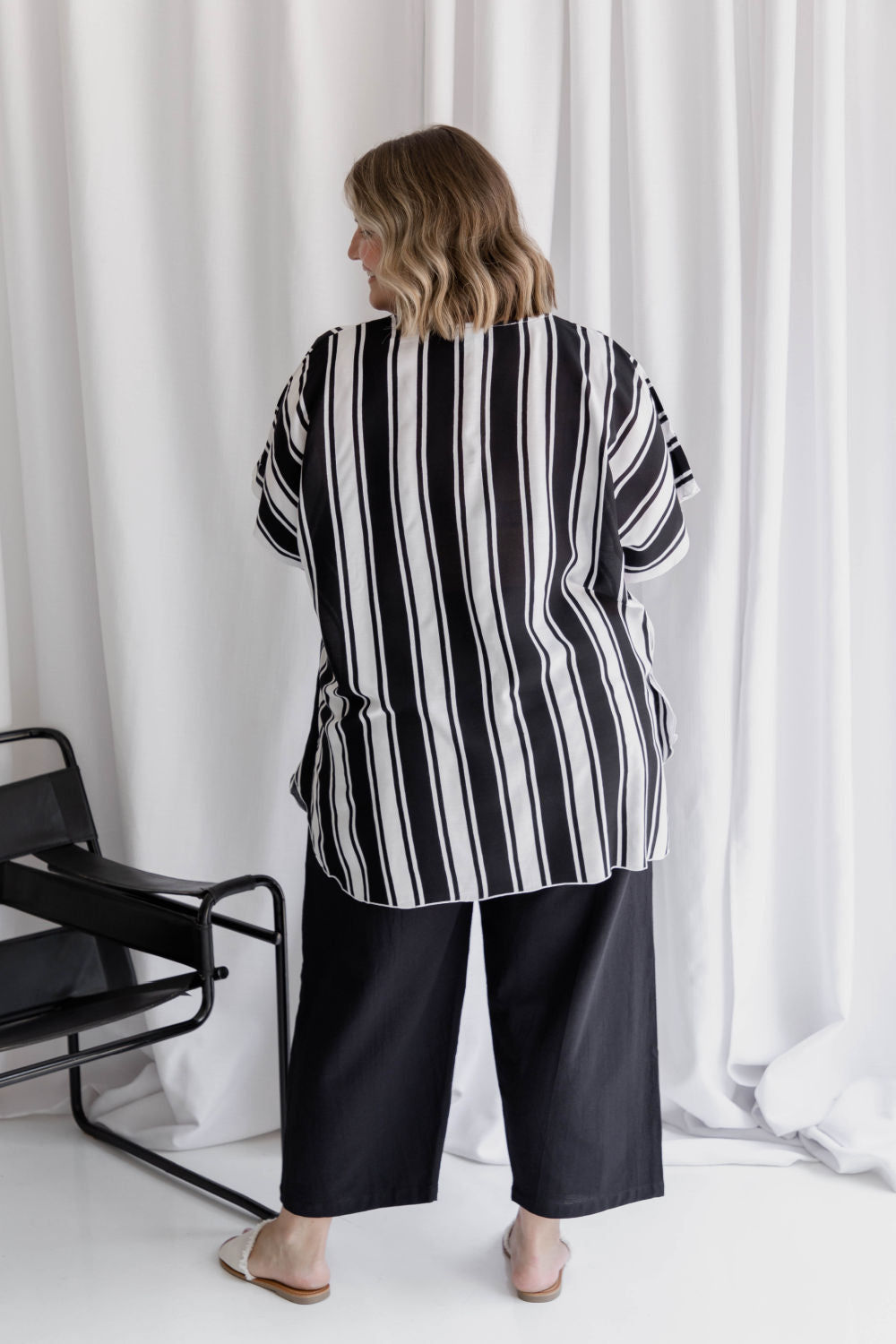  Analyzing image    womens-kaftan-top-black-white-stripe-resort-style-plus-size