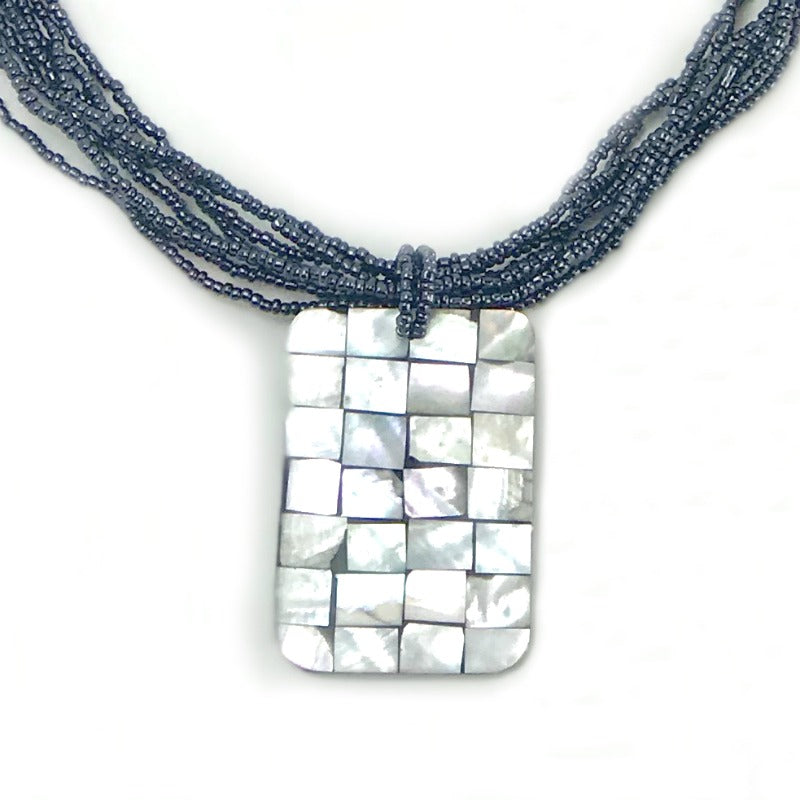 Pendant-necklace-seashell-midnight-blue-beads
